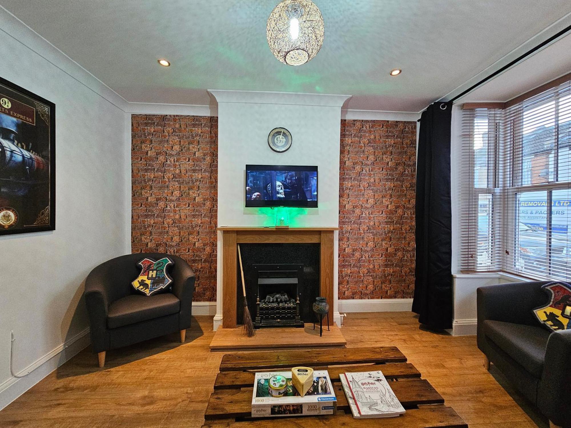 Magical Harry Potter Themed Home In Watford - Free Off-Street Parking ภายนอก รูปภาพ